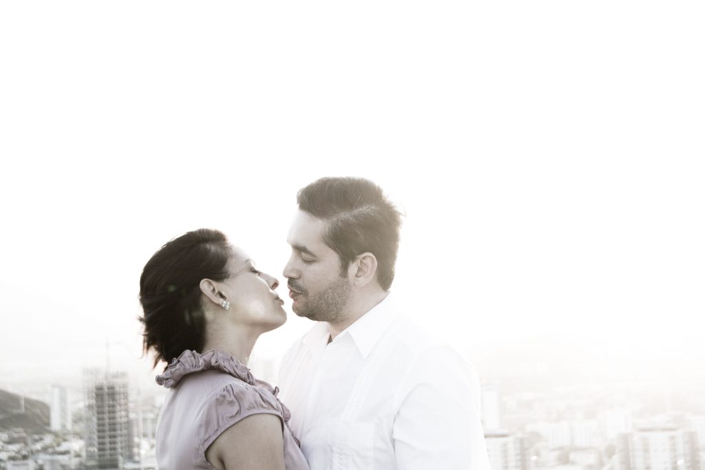couple kissing photography tohil treviño copenhagen denmark